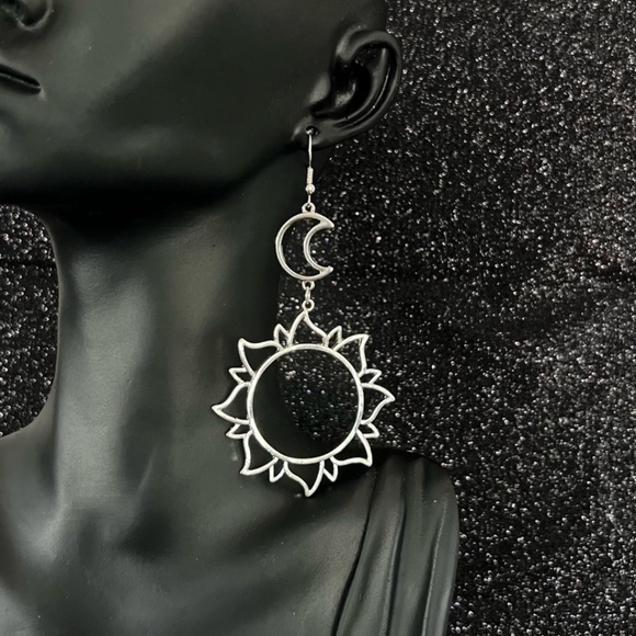 🆕 New Silver Sun Moon 🌞 🌙 Zara Design Drop Earrings - Picture 4 of 5